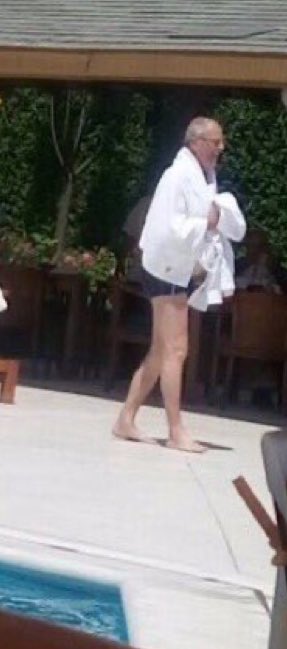 Porque PPK sigue en su casa? Acaso PPK está más  enfermo que Fujimori?.
Que vaya a Barbadillo, para tenerlos a todos juntos!

Y Villarán, corrupta confesa, porque esta en su casa sin sentencia?