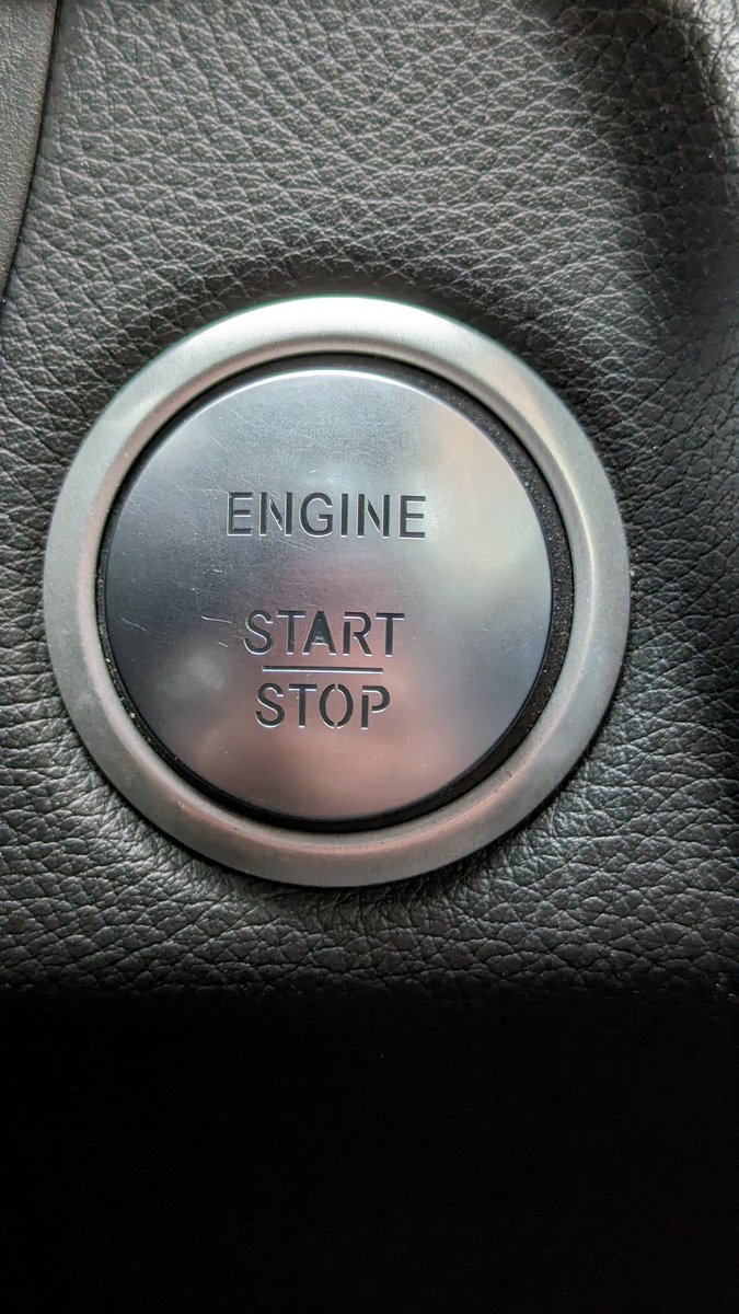 NuttyNatty56's tweet photo. 2017 Mercedes GLC AMG line, lovely car, but this bit sucks 🙈 @MercedesBenz https://t.co/PnwWDe6oJD