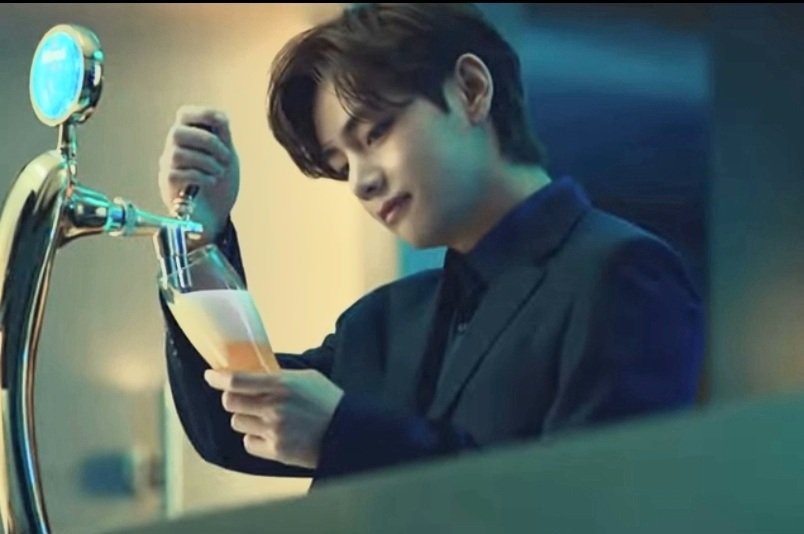 fluffythvv's tweet photo. #kookvau #aukookv | bartender ¡ 

Donde Jk es el dueño de la franquicia de bares más famoso en Corea y un día va a visitar uno de los locales, donde queda perdidamente enamorado del bartender que atendía el lugar https://t.co/VBIbtZH5rI