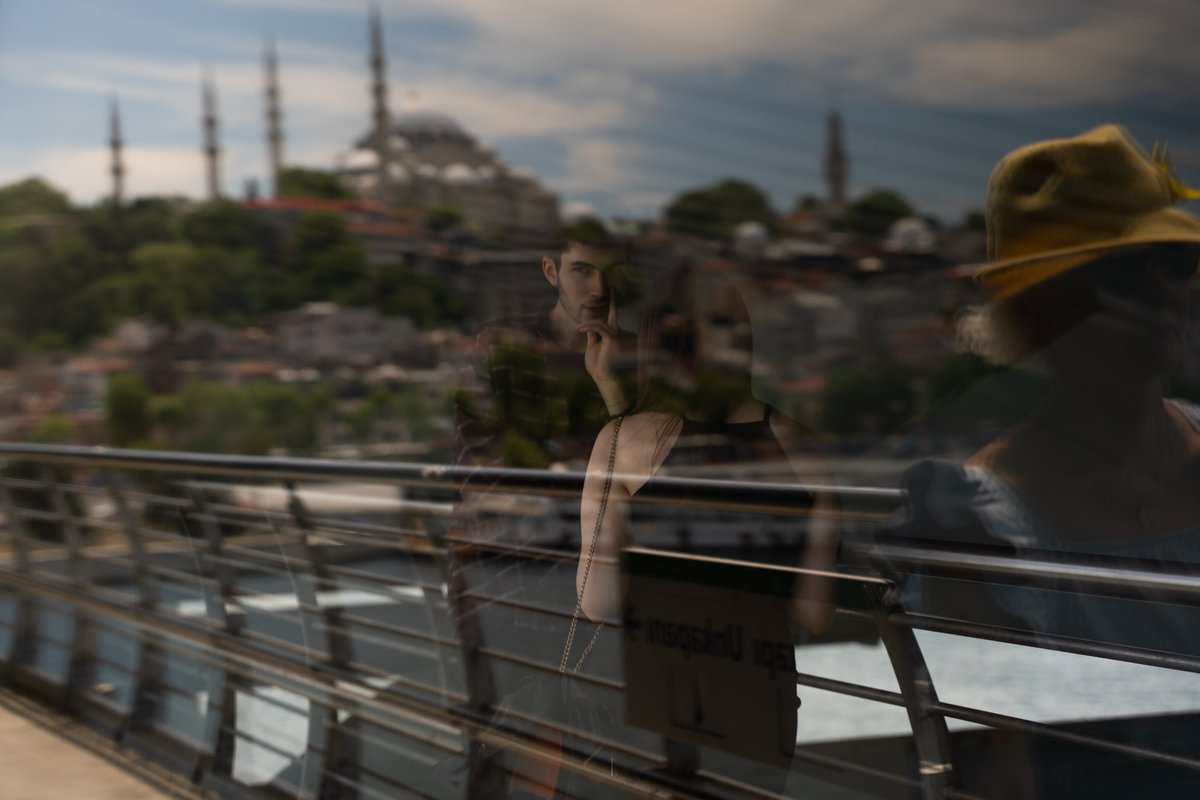 mrbbenmanolya's tweet photo. Geçip giden hayatlar…

📍Haliç Metro Köprüsü, İstanbul
📆 Haziran, 2022
📸 by @mrbbenmanolya 

#reflection #yansıma #streetphotography #photography #streetphotographer #streetwalker #travel #travelphotography #sunnyday https://t.co/p1gfN2JQEY