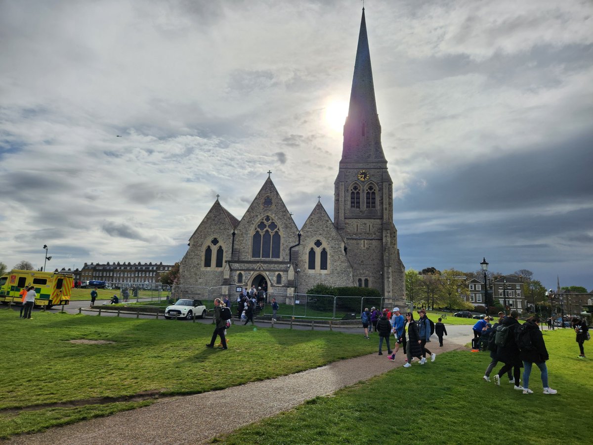 Walking up to the assembly areas. #LondonMarathon