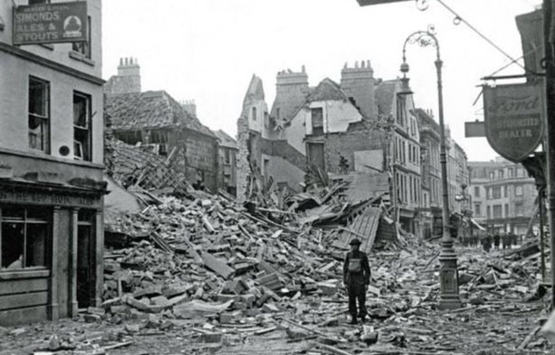 marksimner's tweet photo. #OnThisDay (23 April 1942) In retaliation for the bombing of the German city of Lübeck, the #Luftwaffe bomb #Exeter, #Bath and #York during what later became known as the #Baedeker Blitz/Raids. #WW2
(Image: Wikimedia Commons) https://t.co/KSLcN5OUNe