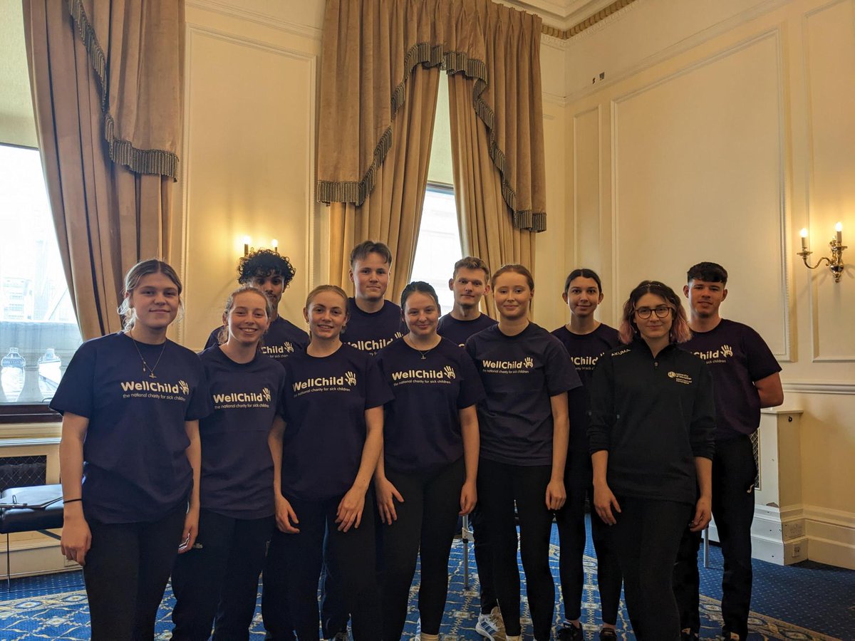 Here's the great team from Worcester Uni Sports Therapy getting ready to give massages to our #TeamWellChild runners. Thanks <a href="/UniWorcST/">University of Worcester Sports Therapy</a>