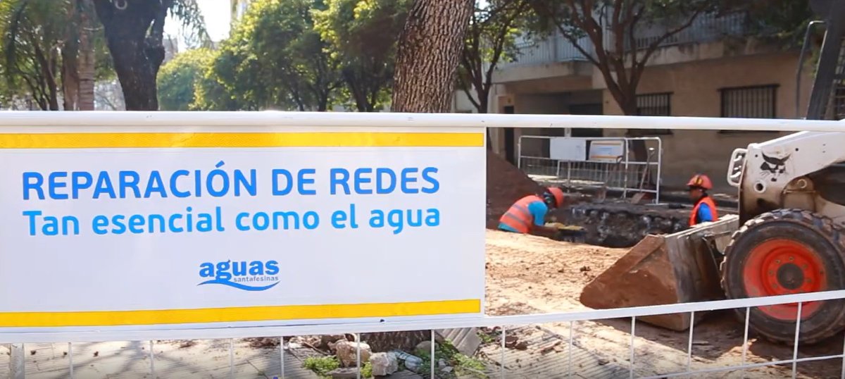 AguasSantaFe's tweet photo. #SamtaFe Debido a la reparación de una cañeria de la red de agua potable está reducida la calzada en Bv. Pellegrini al 1600, mano a Paraná. Circular con precaución por el sector. https://t.co/KG4ysVL8un
