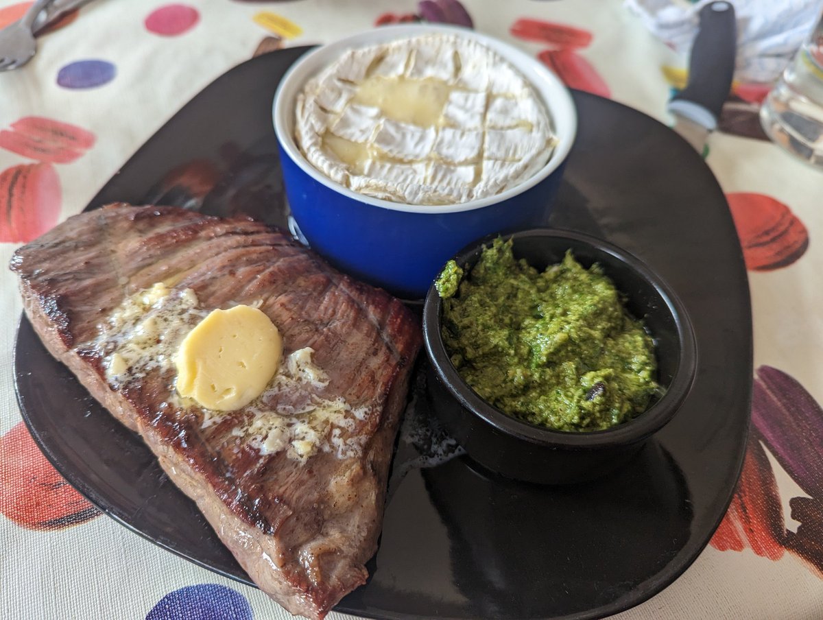 Camembert and dry brined Flank steak topped with homemade garlic butter and served with homemade wild garlic pesto.

#keto #ketodiet #ketorecipes #ketogenicdiet #FORKINGorgeous #fulledbyfat #properhumandiet