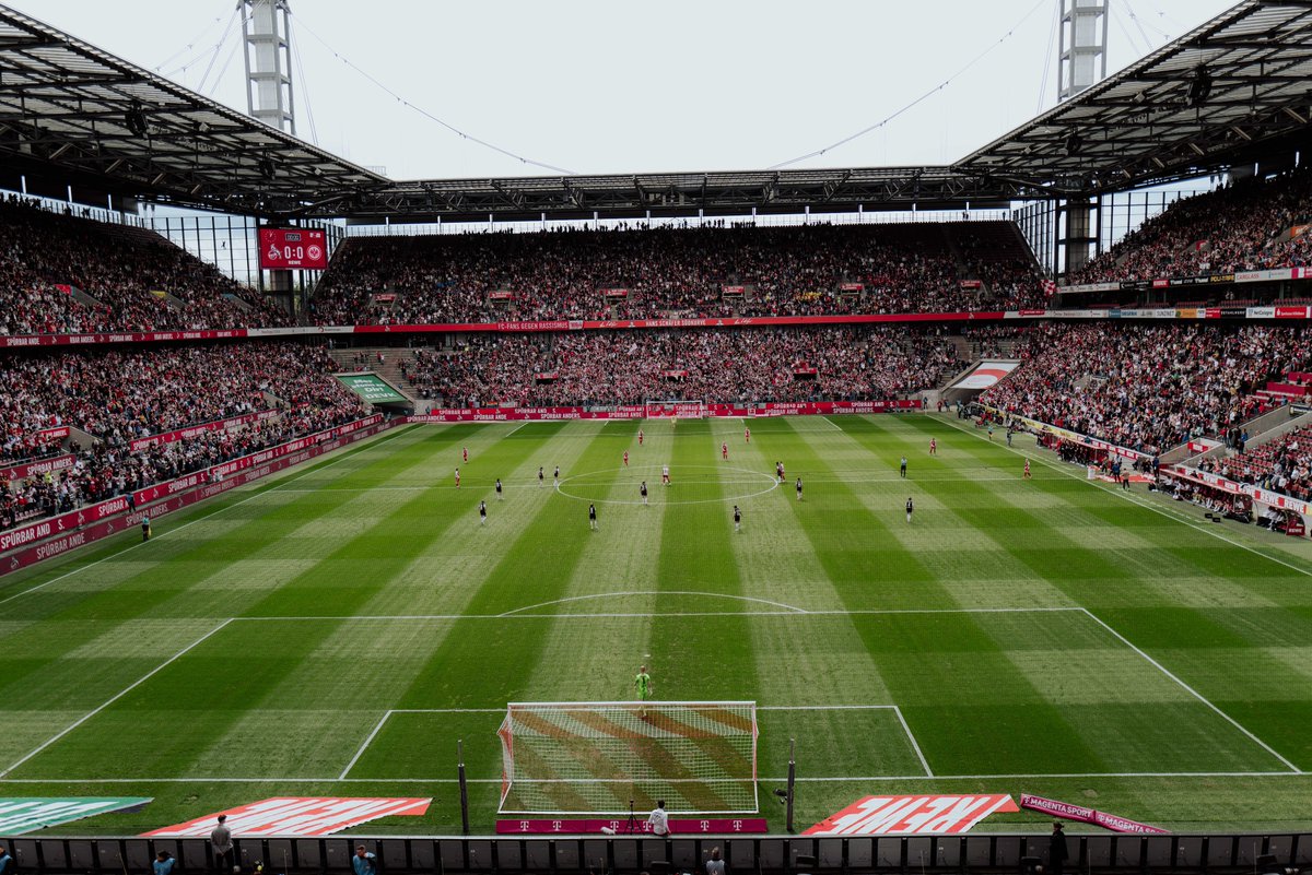 fckoeln's tweet photo. Im RheinEnergieSTADION sitzen heute 38.365 Menschen. Publikumsrekord bei einem Spiel in der Frauen-Bundesliga. 

Köln, wir sind stolz auf dich. ❤️🤍
___
#effzeh #KOESGE https://t.co/JP32r0dY3h