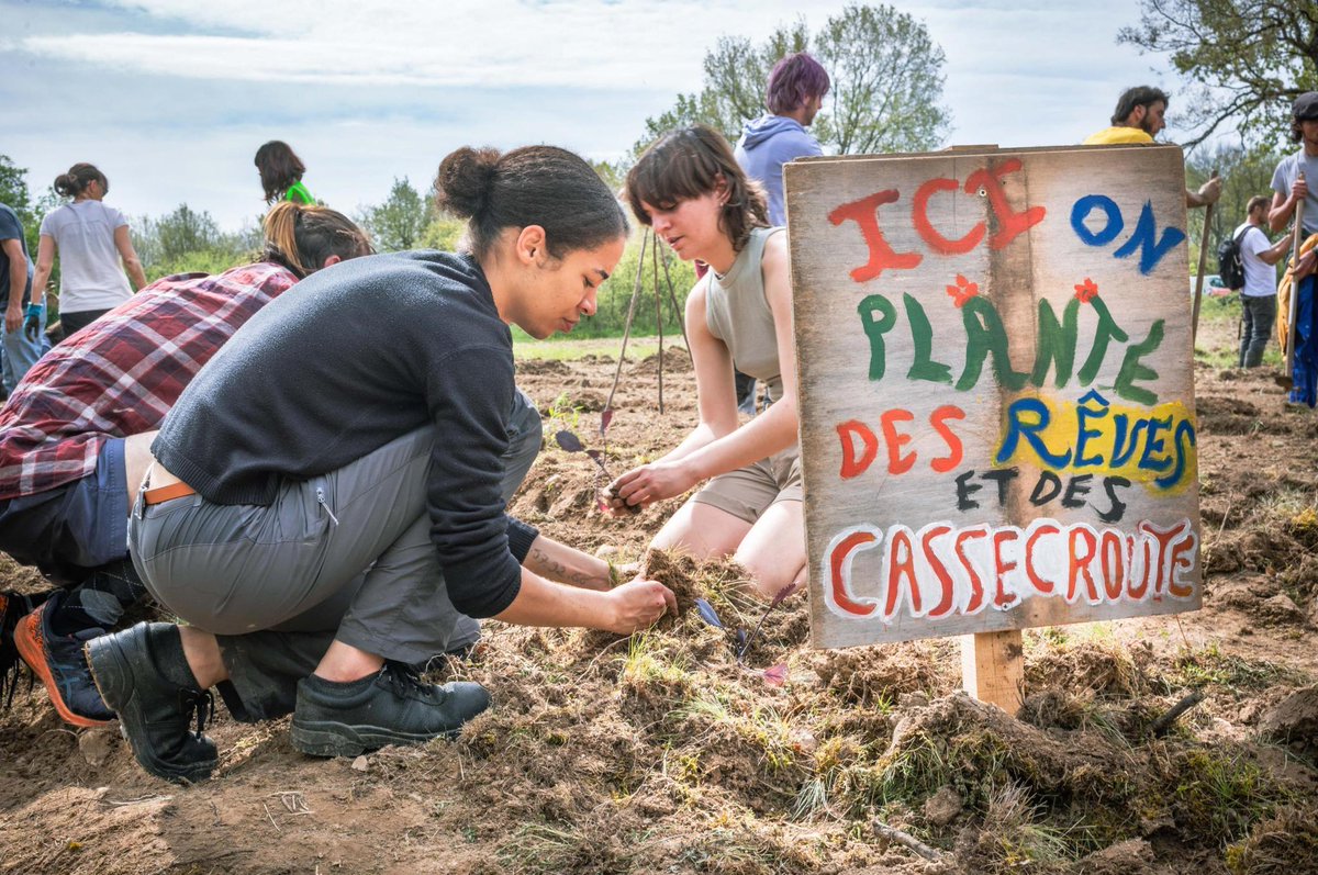xr_toulouse's tweet photo. La lutte face à l'#A69 est constructive 🌱

Contrairement à la destruction de l'environnement par NGE Atosca et son projet anachronique, nous semons, nous plantons, nous sommes la nature qui se défend !

#SortieDeRoute / #NoMacadam / #StopA69 https://t.co/aq0boDidgP