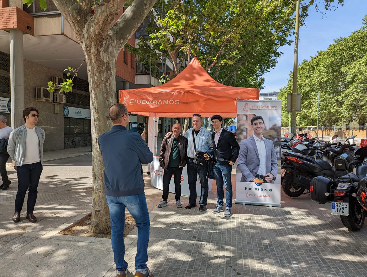 🤝Gracias a todos los vecinos que se han acercado esta mañana a la carpa ciudadana de #SantJordi23 

📖🌹Un día festivo y de unión de todos los catalanes 
#Cornellà