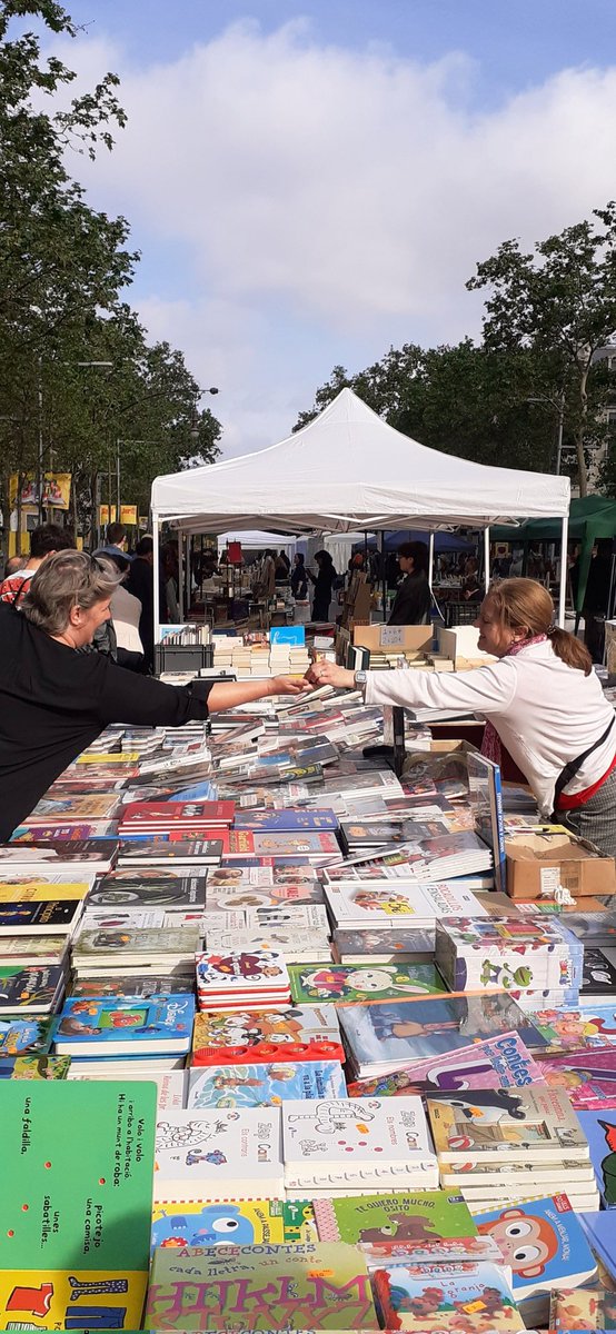 #SantJordi #SantJordi23 #SantJordiCatRadio #SantJordiRAC1 
Passeig de gracia 
#Barcelona #bcn #23abril