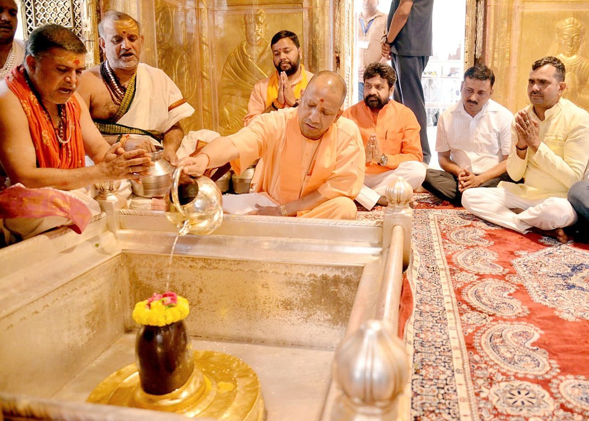 myogioffice's tweet photo. मुख्यमंत्री श्री @myogiadityanath जी महाराज ने आज देवाधिदेव महादेव की पावन नगरी काशी में 'काशी के कोतवाल' श्री काल भैरव एवं बाबा श्री विश्वनाथ के दर्शन-पूजन कर लोक-कल्याण की कामना की। https://t.co/z95DbW7EGw