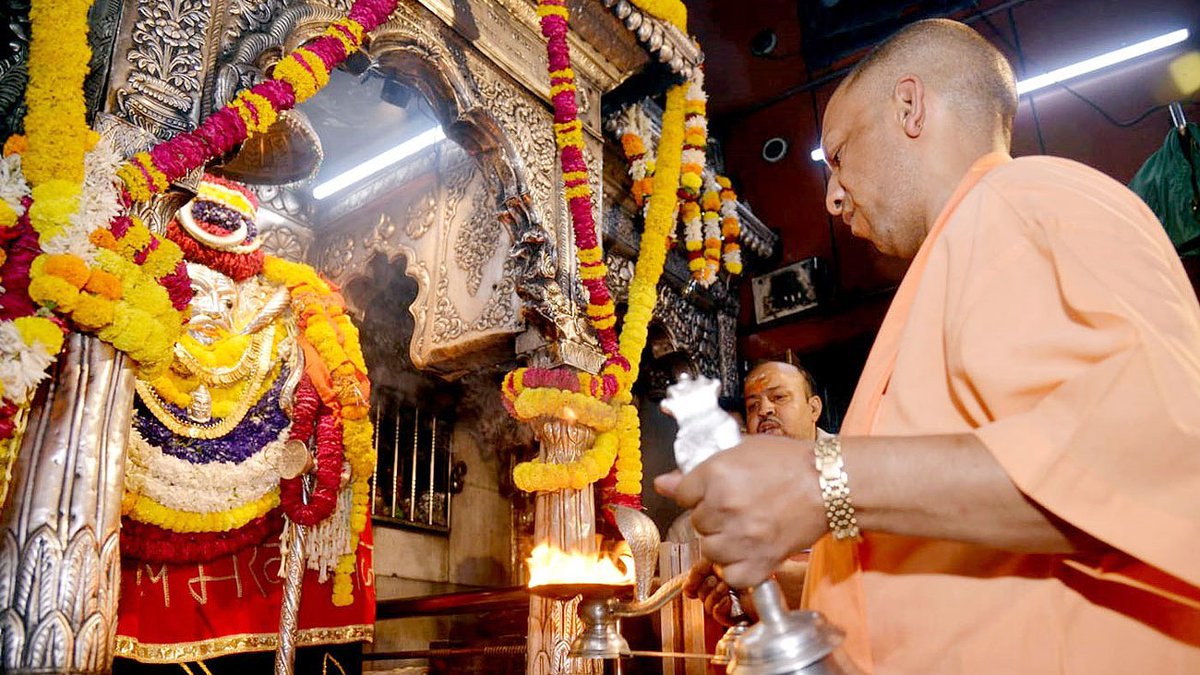 myogioffice's tweet photo. मुख्यमंत्री श्री @myogiadityanath जी महाराज ने आज देवाधिदेव महादेव की पावन नगरी काशी में 'काशी के कोतवाल' श्री काल भैरव एवं बाबा श्री विश्वनाथ के दर्शन-पूजन कर लोक-कल्याण की कामना की। https://t.co/z95DbW7EGw