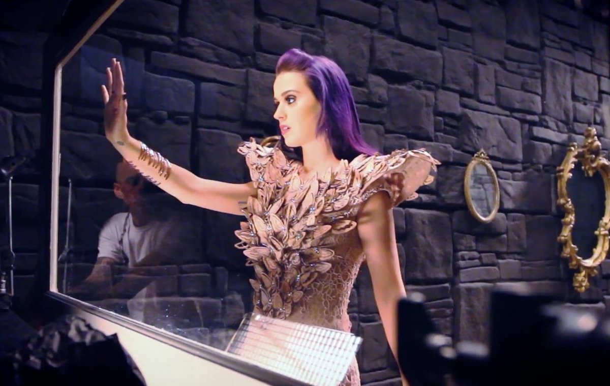 QGdoPOP's tweet photo. 🚨 O videoclipe do smash hit “Wide Awake”, de Katy Perry, atingiu 1 BILHÃO de visualizações no YouTube.

— Esse é o 7º videoclipe da cantora e o 3º da era “Teenage Dream” a atingir o feito. https://t.co/h7Zibj2bcf