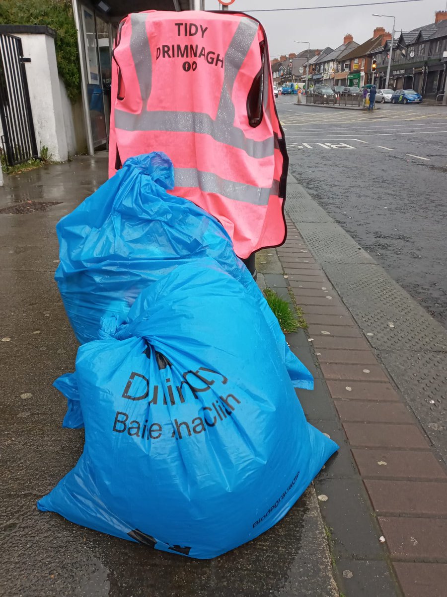 TidyDrimnagh's tweet photo. Drimnagh residents & students from @olmdrimnagh were out & about over the weekend litter picking as part of the #Dublincommunitycleanup & #NationalSpringcleanday . Huge thanks to you all for the continued support in keeping Drimnagh clean.
#Dreamteam https://t.co/By1Hw0YUVe