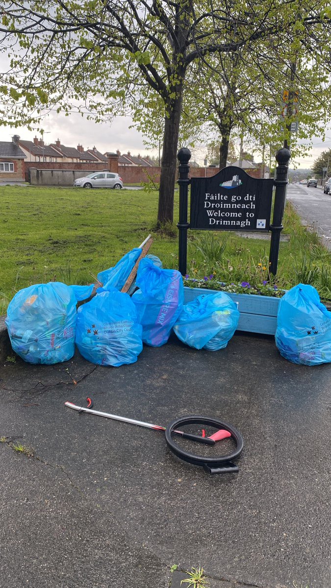 TidyDrimnagh's tweet photo. Drimnagh residents & students from @olmdrimnagh were out & about over the weekend litter picking as part of the #Dublincommunitycleanup & #NationalSpringcleanday . Huge thanks to you all for the continued support in keeping Drimnagh clean.
#Dreamteam https://t.co/By1Hw0YUVe