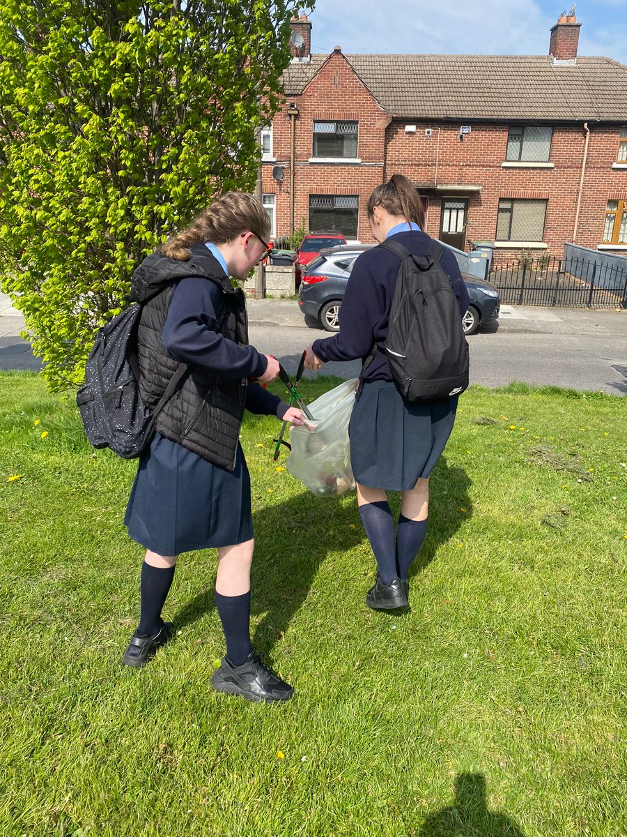 Drimnagh residents & students from @olmdrimnagh were out & about over the weekend litter picking as part of the #Dublincommunitycleanup & #NationalSpringcleanday . Huge thanks to you all for the continued support in keeping Drimnagh clean. 
#Dreamteam
