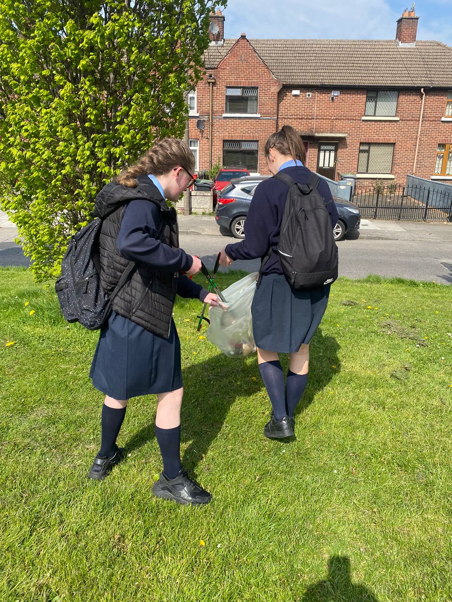 TidyDrimnagh's tweet photo. Drimnagh residents & students from @olmdrimnagh were out & about over the weekend litter picking as part of the #Dublincommunitycleanup & #NationalSpringcleanday . Huge thanks to you all for the continued support in keeping Drimnagh clean.
#Dreamteam https://t.co/By1Hw0YUVe