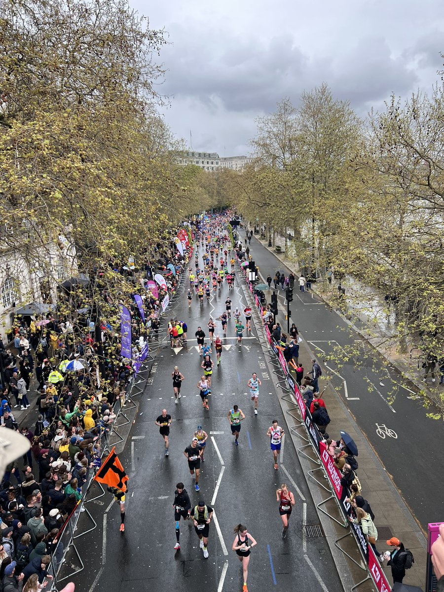 Despite the weather, our volunteers from across the country are at the #LondonMarathon2023 supporting all the runners. See you at the finish line! 🏃