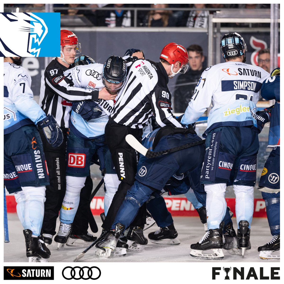 ERCIngolstadt's tweet photo. Das wohl körperbetonteste Drittel dieser Serie.
Der ERC mit gutem Start, nach circa 10 Minuten kamen die Münchener besser in die Partie.
1:1 nach 20 Minuten.
#RBMING https://t.co/cDiD4QidN8