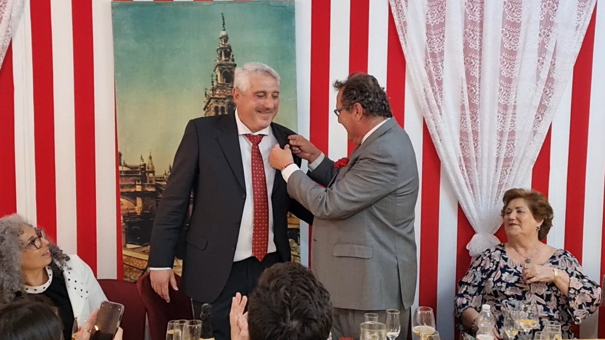 PSAlrelente's tweet photo. Cena de #pescaito en #PSAlRelente. Homenaje a nuestro directivo @JULIOCASTILLOSE. Sevillista GRANDE, de carné, #FielDeNervión. Enhorabuena Julio, te lo mereces.
#Feria2023 #AlRelente=CierraBares #FelizFeria https://t.co/3LnM87LW86