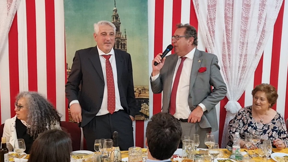 PSAlrelente's tweet photo. Cena de #pescaito en #PSAlRelente. Homenaje a nuestro directivo @JULIOCASTILLOSE. Sevillista GRANDE, de carné, #FielDeNervión. Enhorabuena Julio, te lo mereces.
#Feria2023 #AlRelente=CierraBares #FelizFeria https://t.co/3LnM87LW86