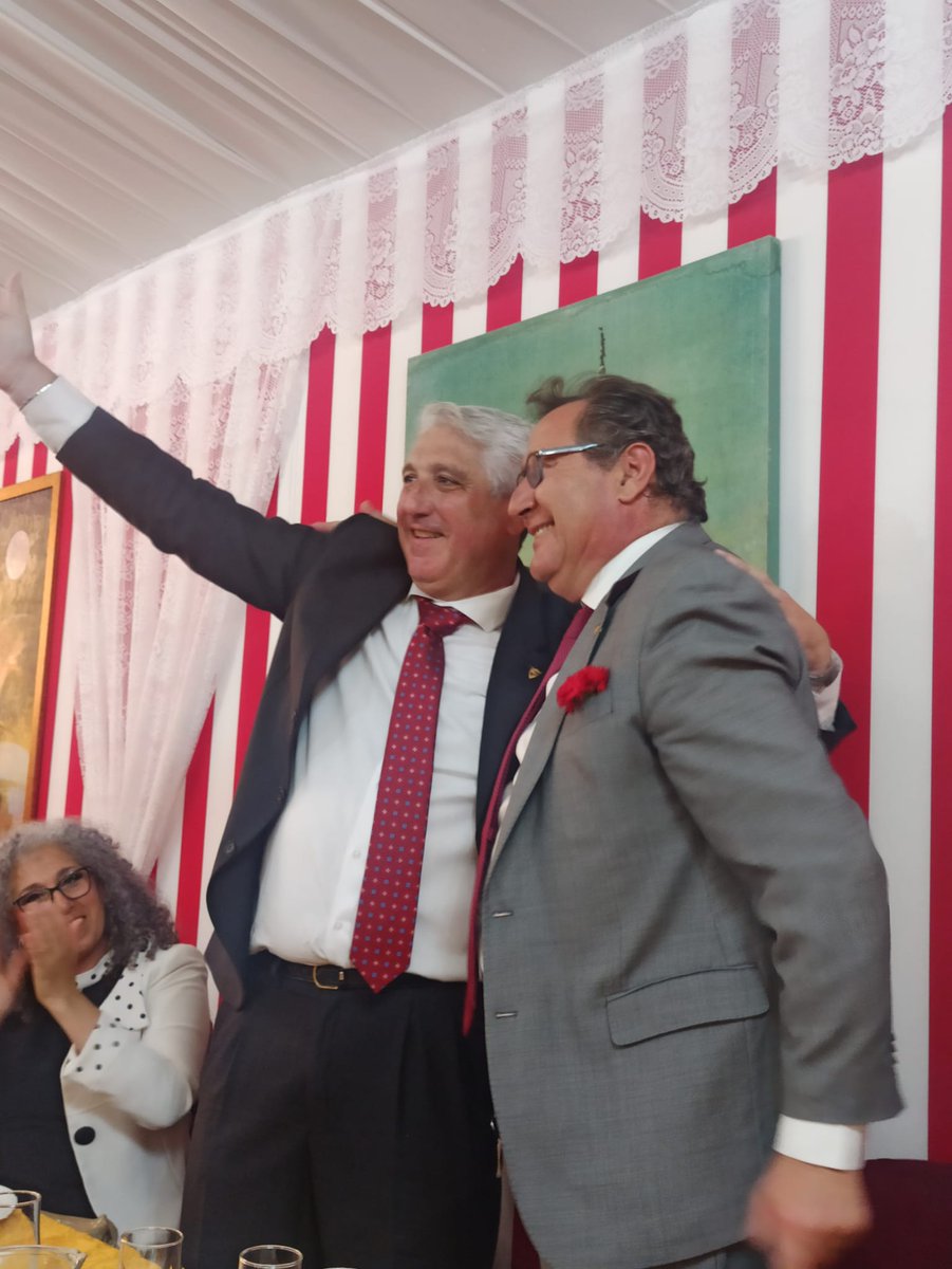 PSAlrelente's tweet photo. Cena de #pescaito en #PSAlRelente. Homenaje a nuestro directivo @JULIOCASTILLOSE. Sevillista GRANDE, de carné, #FielDeNervión. Enhorabuena Julio, te lo mereces.
#Feria2023 #AlRelente=CierraBares #FelizFeria https://t.co/3LnM87LW86