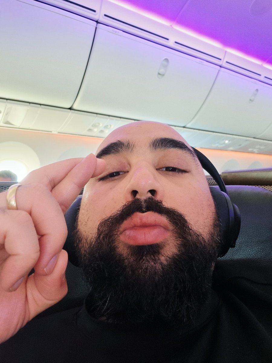AsimC86's tweet photo. Paid for the shit WiFi on the plane so I can watch the match inshallah. Has never worked before so will prob just be getting text updates! Come on Toon Army! Massive game! 🤞🏽 https://t.co/6JgofZYrRG