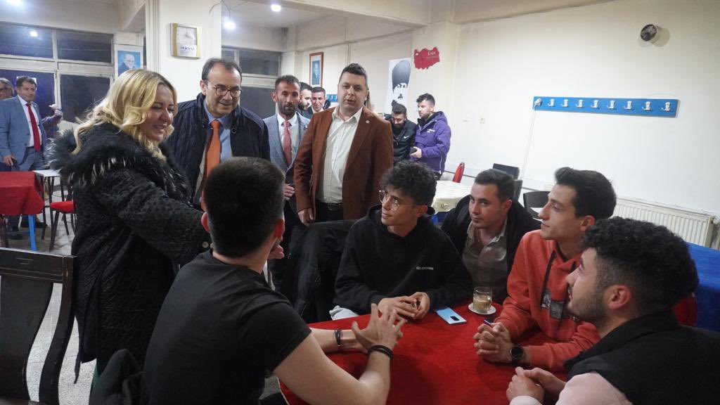 Dün gece 01’lerde Şarkikarağaç merkezde halen kahveler halen açıktı; hemşerilerimizle bayramlaşma imkanı bulduk!.#azkaldı