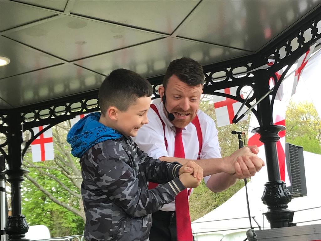 Having a fantastic day ⁦<a href="/lutoncouncil/">Luton Council</a>⁩ St George’s Day celebrations in Wardown Park. Don’t miss the amazing magician, free face painting and crafts