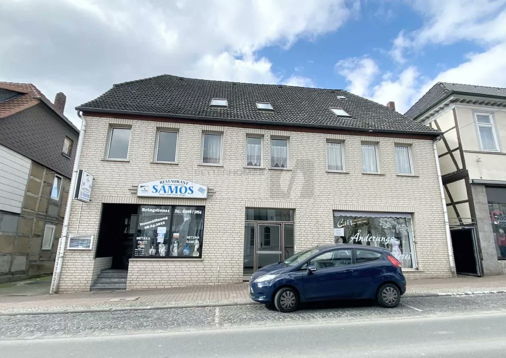 immo_reedb's tweet image. #Mehrfamilienhaus #zuverkaufen #Elze #Niedersachsen #KreisHildesheim #Deutschland #reedbMEHR ALS 6% BRUTTORENDITE Dieses gepflegte Mehrfamilienhaus mit 3 Wohnungen und 2 Gewerbeeinheiten steht in..   reedb.com/ad-1038718-elz…