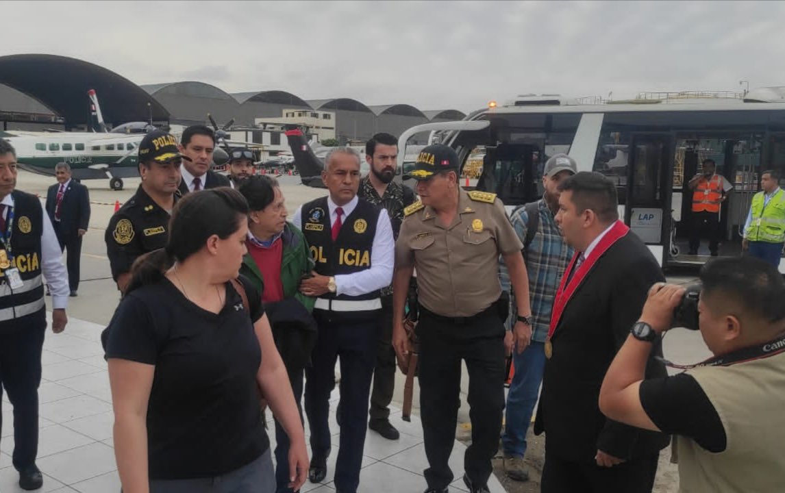 AlertaNews24's tweet photo. 🇵🇪 | AHORA - TOLEDO EXTRADITADO: El ex presidente peruano Alejandro Toledo ya ha pisado suelo peruano y está arrestado. https://t.co/vCxkRoKHfI