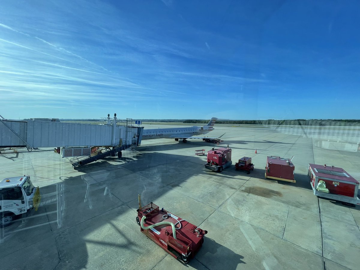 JustaSean's tweet photo. Starting the day flying out of @iFlyCAE for the 19 minute hop to CLT. Great ground &amp; gate experience this morning with @AmericanAir

On time boarding, early departure, this is how it’s done. 

Love my airport. Fly CAE. 

#CAE #militarytravel https://t.co/A8iraPpT20