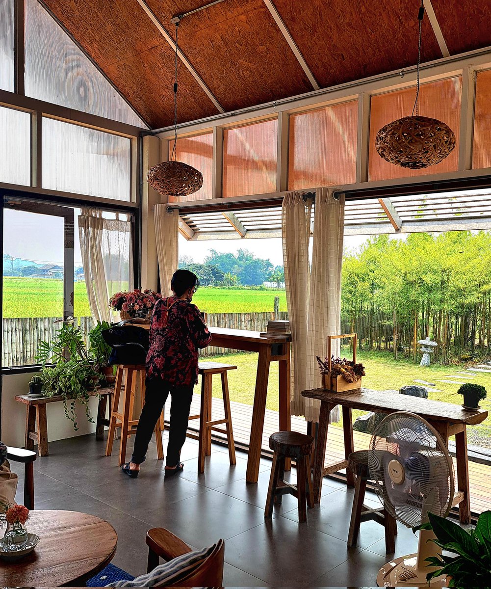 Faii_Sayuri's tweet photo. FOLKLOSOPHY CAFE โฮมคาเฟ่เปิดใหม่ อ.สันทราย CNX น่ารักทุกมุม vibe อย่างดีย์ ฮีลใจสุดๆ เป็นบ้านหลังเล็ก+สวนสวยๆ วิวนาข้าวหลังร้านจัดว่าปัง ชาไทยอร่อย ใครเบื่อๆในเมืองอยากออกมาหาธรรมชาติ แนะนำที่นี้เลย

#รีวิวเชียงใหม่ 
#รีวิวคาเฟ่ https://t.co/ZUvAklfoSF