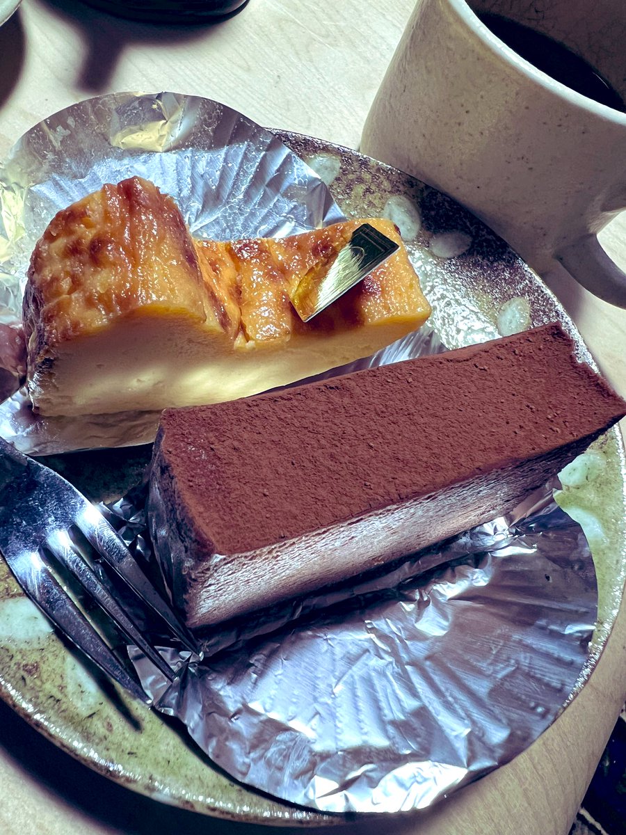 FMizunuma's tweet photo. 益子の、チーズケーキ
「チーズチーズチーズ」
こんなところにチーズケーキ専門店が!ベイクド、3種のチーズ、チョコチーズを購入。チョコが一番美味しかった!私には甘すぎたので、もうちょい控えめが好み
#cheese3 #益子 #チーズケーキ https://t.co/yQqm4Uhaog