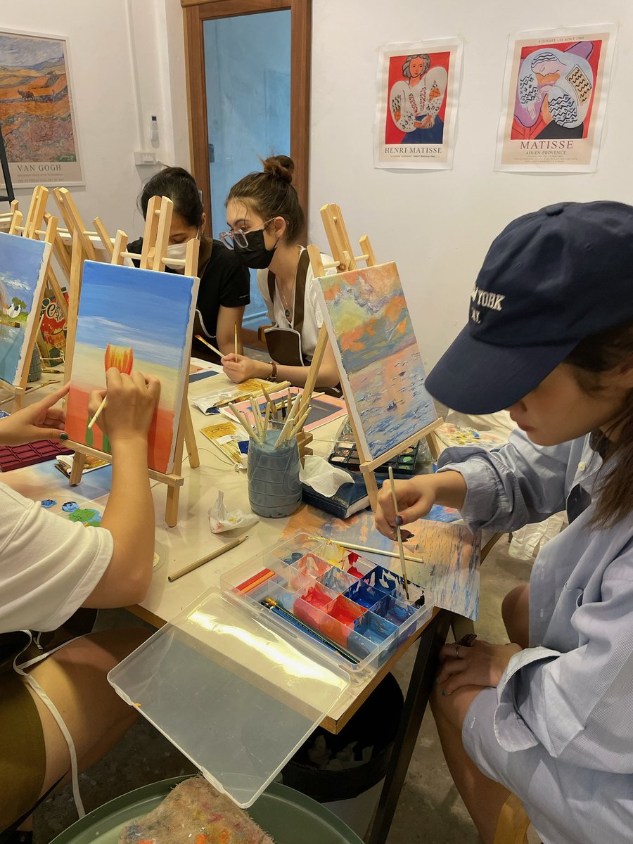 arternoonbkk's tweet photo. บรรยากาศ freestyle painting workshop วันนี้ จริงๆมีครูมาสอนโดยเฉพาะแหละ แต่เราก็ขอไปจอยด้วย ไม่ได้เพนท์นานแล้ว ดีใจมากกกแบบมากๆที่ยังㅇstroke คลื่นกับเมฆได้ 🤣 อาจจะมีจัดอีกเร็วๆนี้ มาจอยกันค่าา ฮีลใจมาก #workshop #painting #สอนวาดรูป https://t.co/eEQMq50Eur