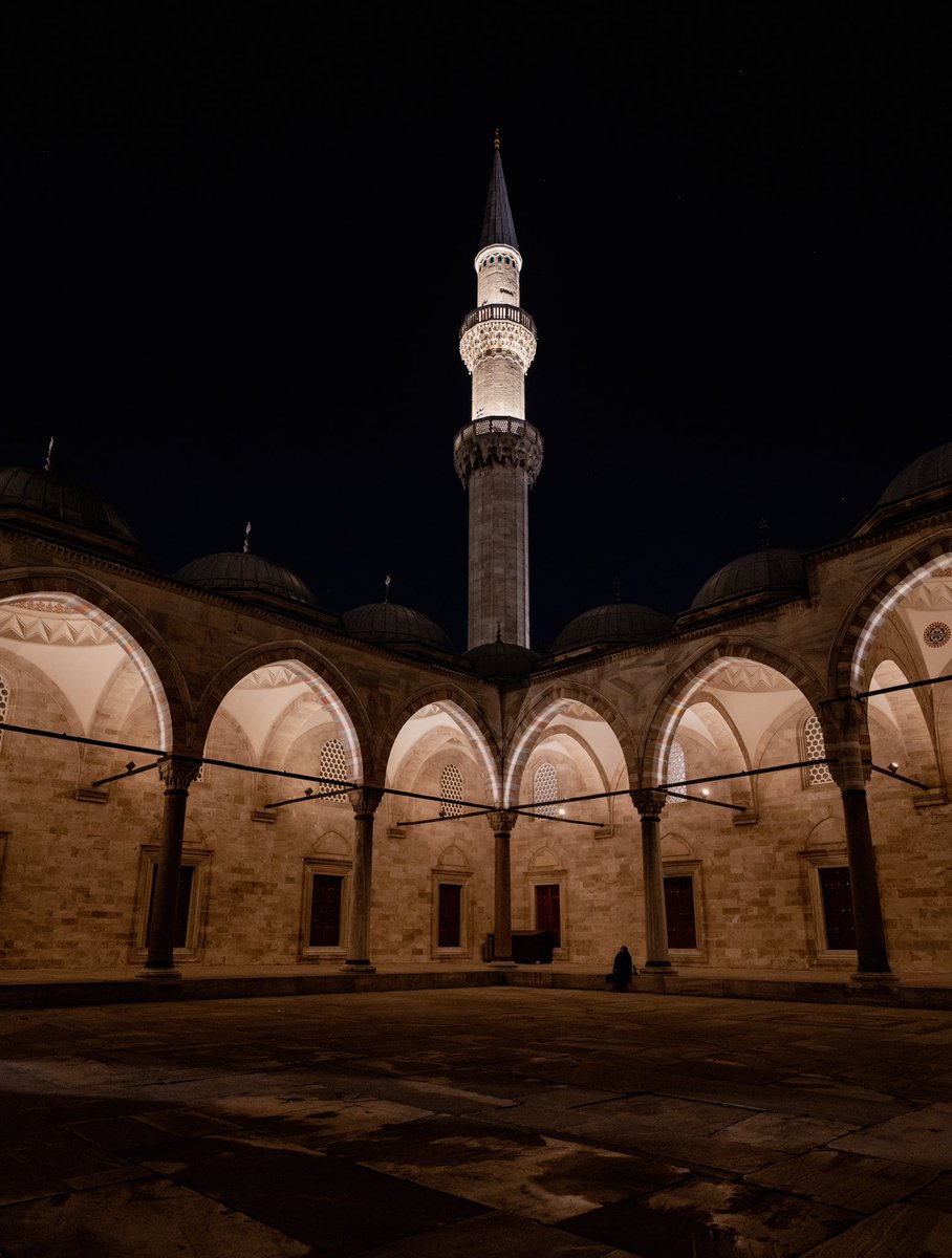 mrbbenmanolya's tweet photo. Dua zamanı.

📍Süleymaniye Cami, İstanbul; Türkiye
📆 Aralık, 2022
📸 by @mrbbenmanolya 

#mosque #EidMubarak #photooftheday #süleymaniye #streetphotographer #streetphotography #travel #travelphotography #travelphoto #türkiye https://t.co/LApacL4lAl
