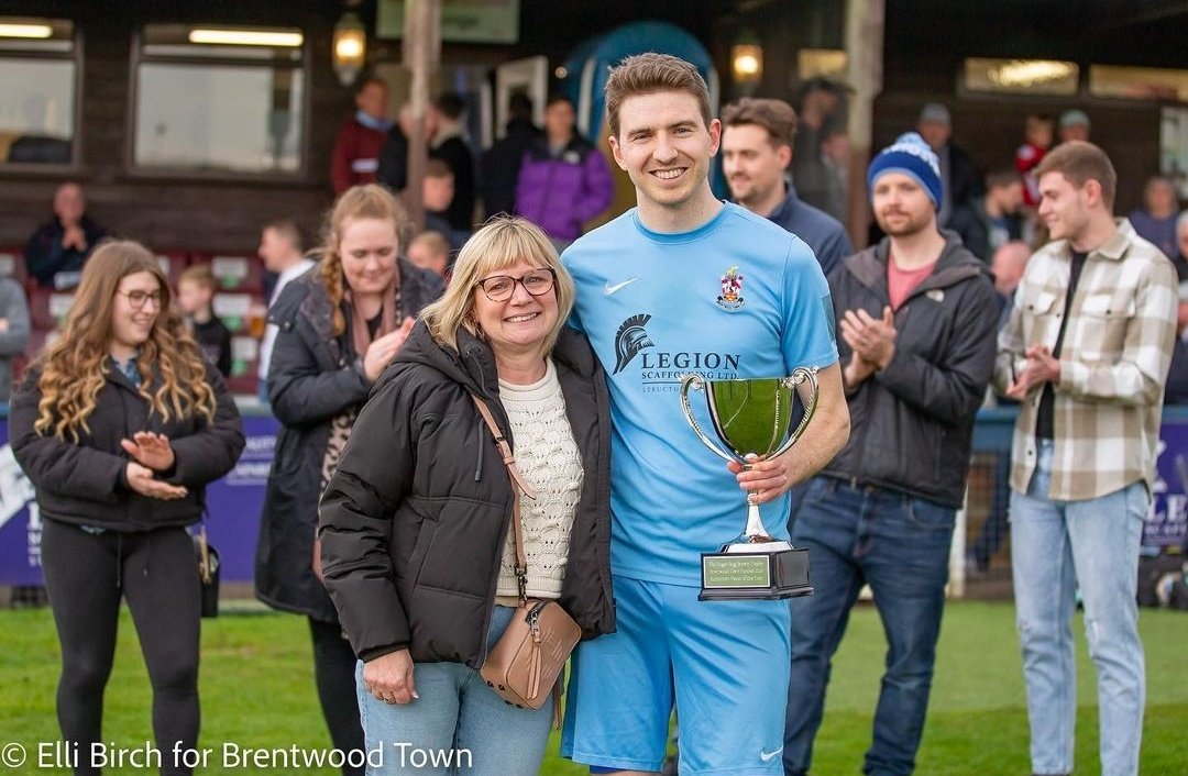 BrentwoodTownFC's tweet photo. The 2022/23 Supporters Player of the Season - Andy Freeman.

The new Roger Brown Trophy for our Supporters Player of the Season presented by his wife Jackie &amp; Family

An enormous thank you to Roger’s family for the donation to the club from the collection at Roger’s Funeral 💙 https://t.co/rVMUiBDSrG