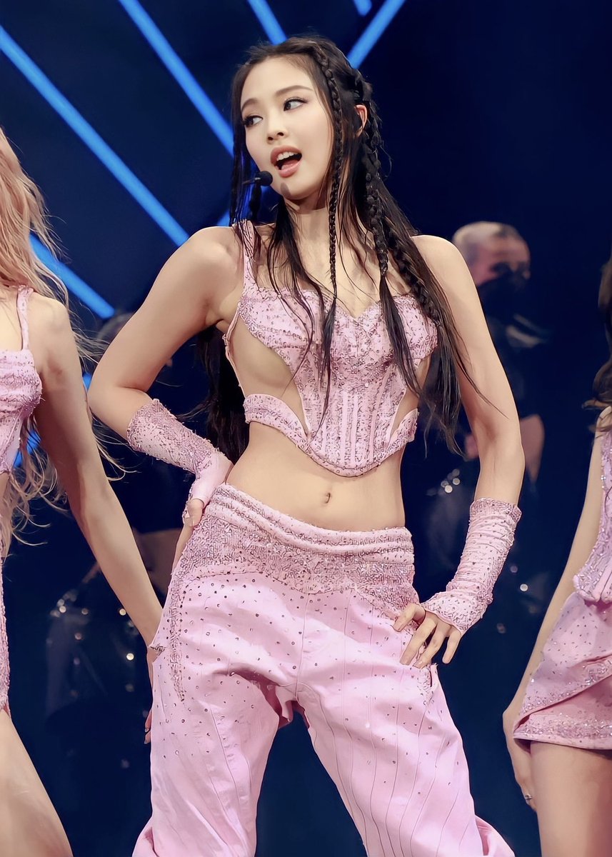Rose_rosieeee's tweet photo. BLACKPINKってこんなに露出激しくても下品な感じ全く出なくて、大人の色気と妖艶さが滲み出てるのなんでなんだ https://t.co/uG9RvxJNmx