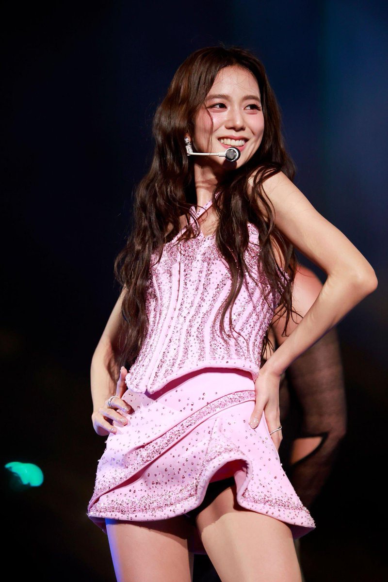 Rose_rosieeee's tweet photo. BLACKPINKってこんなに露出激しくても下品な感じ全く出なくて、大人の色気と妖艶さが滲み出てるのなんでなんだ https://t.co/uG9RvxJNmx