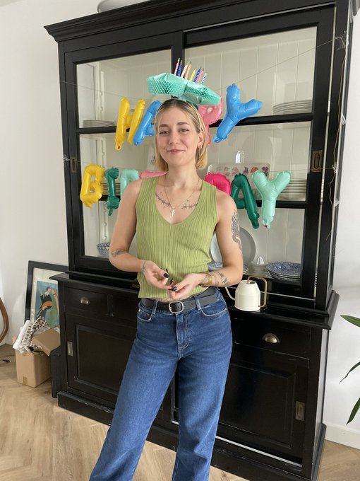 my mum made me wear this silly party hat https://t.co/rTIGF3ChKc<a href="/tag/mvsales"class="tags"><span>#mvsales</span></a>