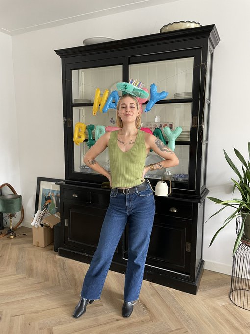 my mum made me wear this silly party hat https://t.co/rTIGF3ChKc<a href="/tag/mvsales"class="tags"><span>#mvsales</span></a>