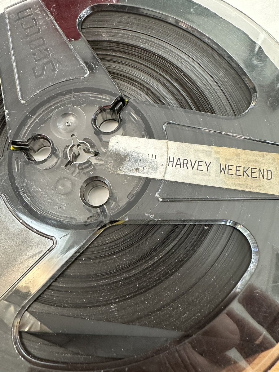 PaulPerrello's tweet photo. Any idea what this is? #Radio https://t.co/jl3zVNjh2I