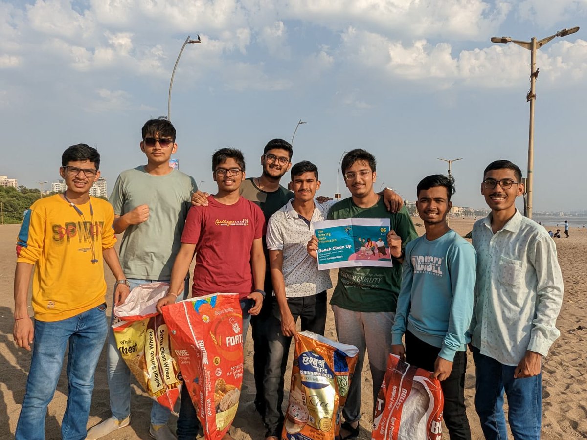 TheGrowingBuds's tweet image. Young #volunteers from @TheGrowingBuds come together &amp;amp; undertake a #beach_clean_up_drive at the popular #VersovaBeach in #Mumbai

This initiative to #save_the_ocean #ecosystem &amp;amp; bring people face to face with the reality of #plasticpollution.
#Versova_Beach_Clean
#savetheplanet