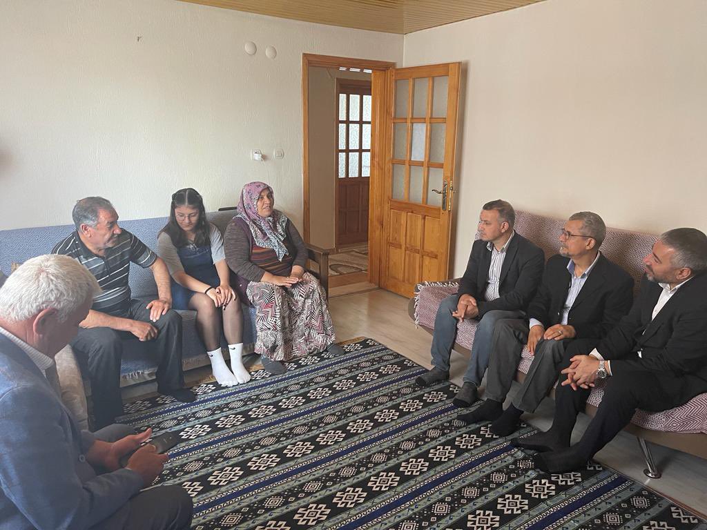 📍Emiralem

Ziyaretlerimizde depremzedelerimizi asla ihmal etmeyerek evlerine konuk oluyoruz.

Birbirimize moral veriyor, teselli oluyor, birbirimize kenetlenerek acılarımızı azaltıyoruz.

#AdımAdımMenemen 
#İzmirİçinHemenŞimdi