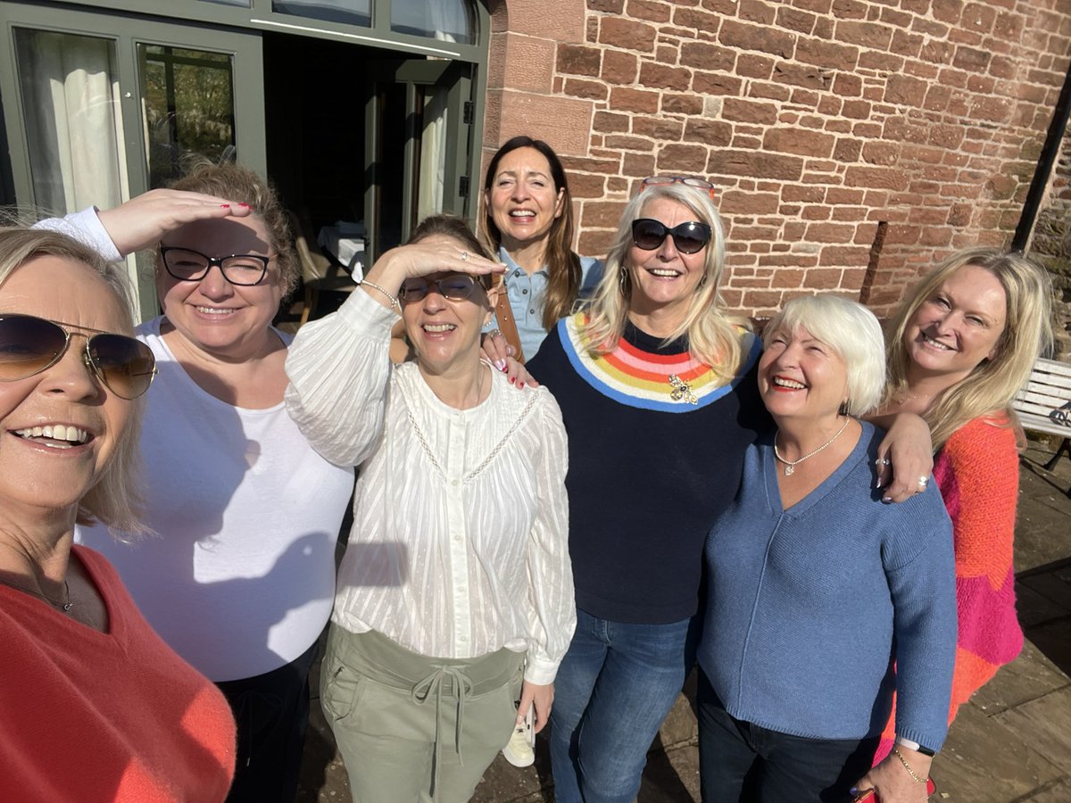 Nina Lockwood 🐝 tweet media