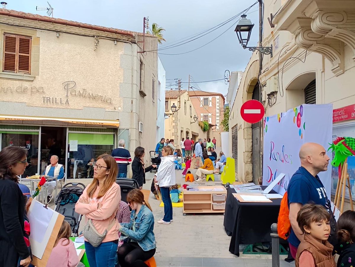 ppopularsvm's tweet photo. 🌹📖 Vivim les tradicions i les festes fent poble i acostant-nos als veïns.

Avui la Plaça del Poble era pura alegria! 

Hem pogut compartir  una bona estona amb persones de diverses ideologies i xerrar sobre  les necessitats del poble i possibles SOLUCIONS. 👍🏻

Feliç #SantJordi https://t.co/h9qdH8BeHv