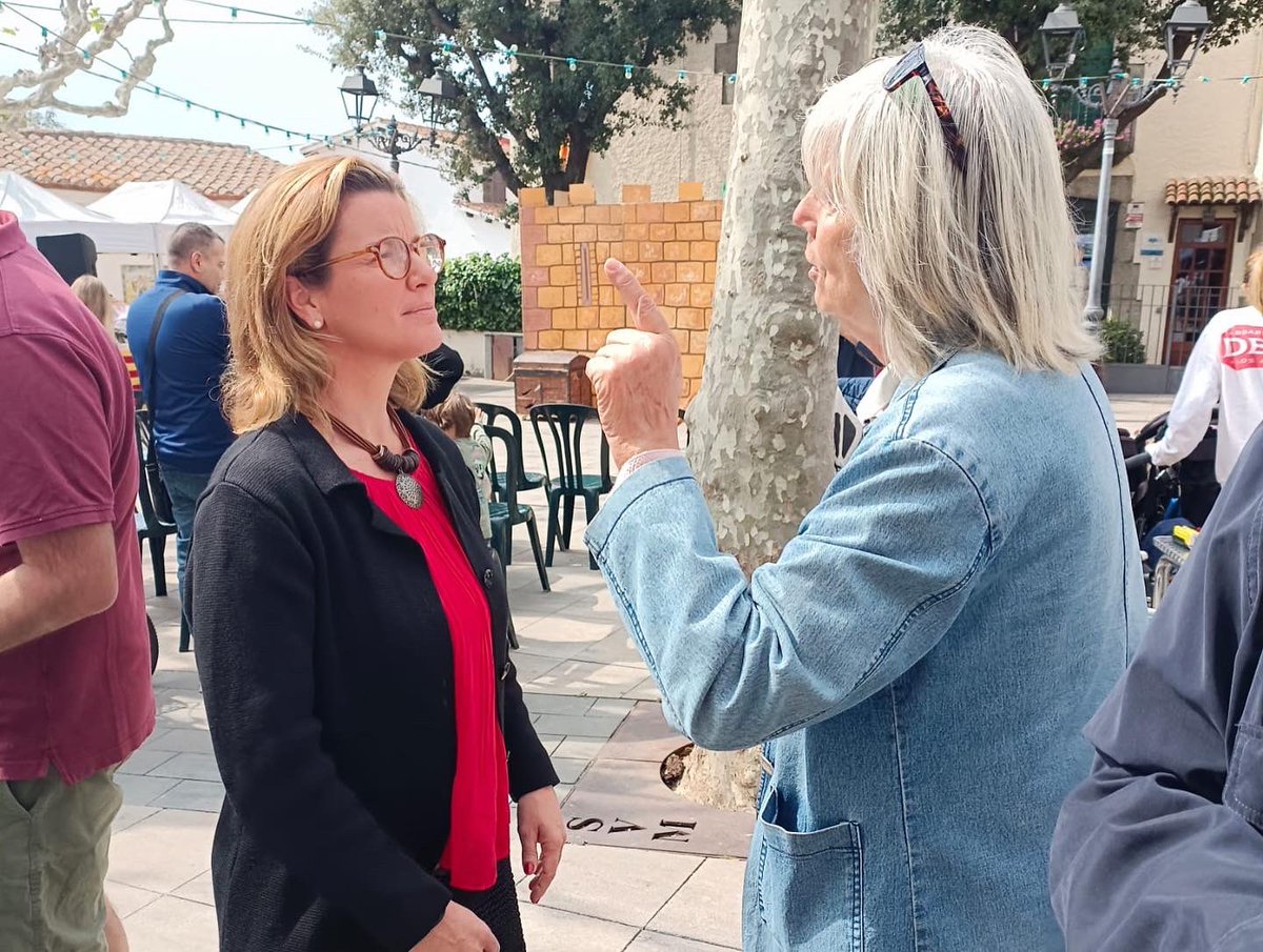 ppopularsvm's tweet photo. 🌹📖 Vivim les tradicions i les festes fent poble i acostant-nos als veïns.

Avui la Plaça del Poble era pura alegria! 

Hem pogut compartir  una bona estona amb persones de diverses ideologies i xerrar sobre  les necessitats del poble i possibles SOLUCIONS. 👍🏻

Feliç #SantJordi https://t.co/h9qdH8BeHv