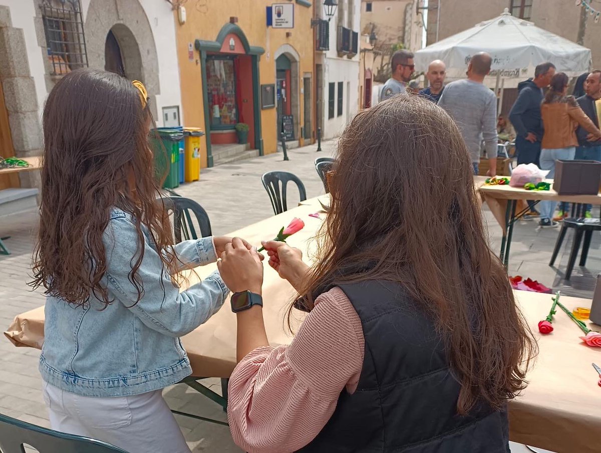 ppopularsvm's tweet photo. 🌹📖 Vivim les tradicions i les festes fent poble i acostant-nos als veïns.

Avui la Plaça del Poble era pura alegria! 

Hem pogut compartir  una bona estona amb persones de diverses ideologies i xerrar sobre  les necessitats del poble i possibles SOLUCIONS. 👍🏻

Feliç #SantJordi https://t.co/h9qdH8BeHv