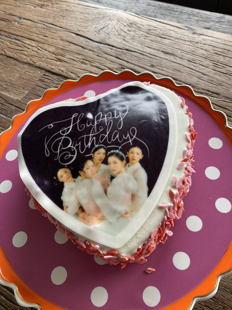 Mommy_Chuu's tweet photo. Red velvet on red velvet https://t.co/G1lfW1XSR5