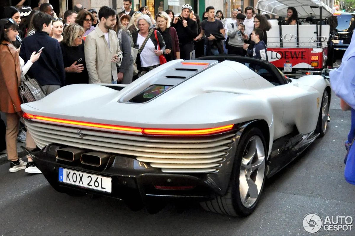 Sportimize's tweet photo. 🏎️ Mais qui voilà, Zlatan avec sa troisième Ferrari dans les rues de Milan, une Ferrari Daytona SP3 ! 😍
💰 Prix de cette petite merveille qui n'existe qu'en n’existe qu’en 599 exemplaires : 𝟐,𝟎𝐌€
📸 #AutoGespot | #SportsBiz https://t.co/HpZkeTqZP6