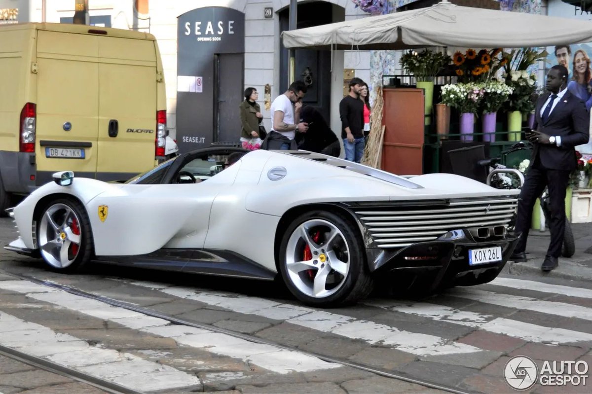 Sportimize's tweet photo. 🏎️ Mais qui voilà, Zlatan avec sa troisième Ferrari dans les rues de Milan, une Ferrari Daytona SP3 ! 😍
💰 Prix de cette petite merveille qui n'existe qu'en n’existe qu’en 599 exemplaires : 𝟐,𝟎𝐌€
📸 #AutoGespot | #SportsBiz https://t.co/HpZkeTqZP6